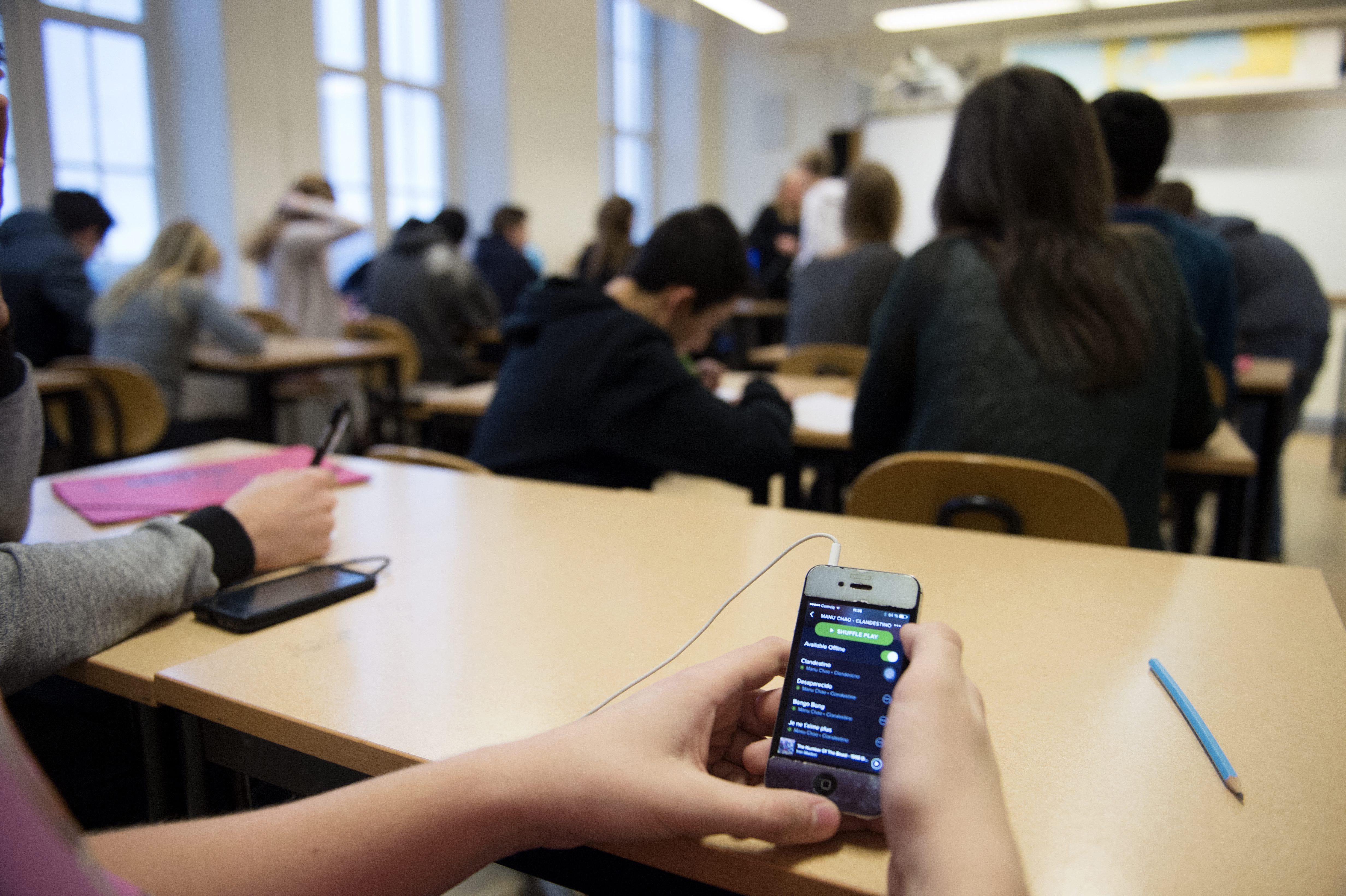 Принят закон о запрете для учащихся использования средств связи во время проведения учебных занятий.